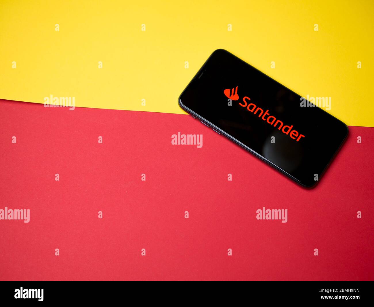 USA - Mai, 2020 Santander Mobile Banking application iPhone sur un papier de couleur arrière-plan. Banque D'Images