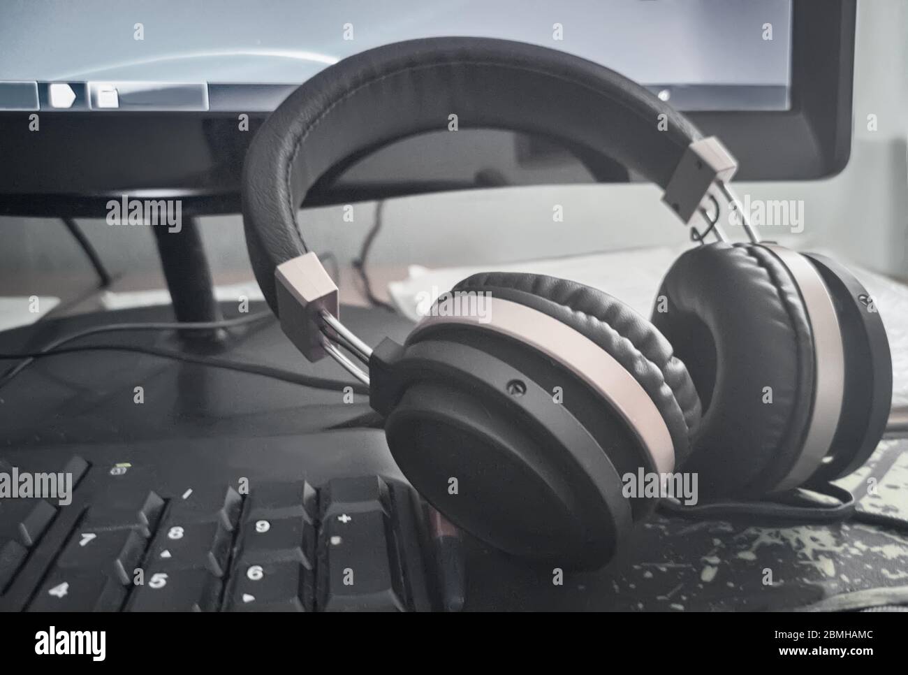 Casque stéréo sur le clavier d'un ordinateur Banque D'Images