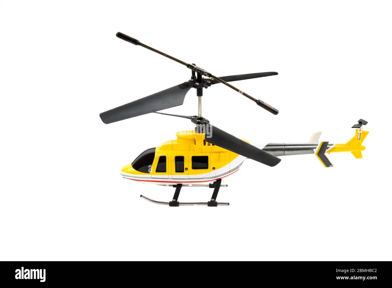 Gros plan d'un petit hélicoptère télécommandé isolé sur du blanc. Banque D'Images