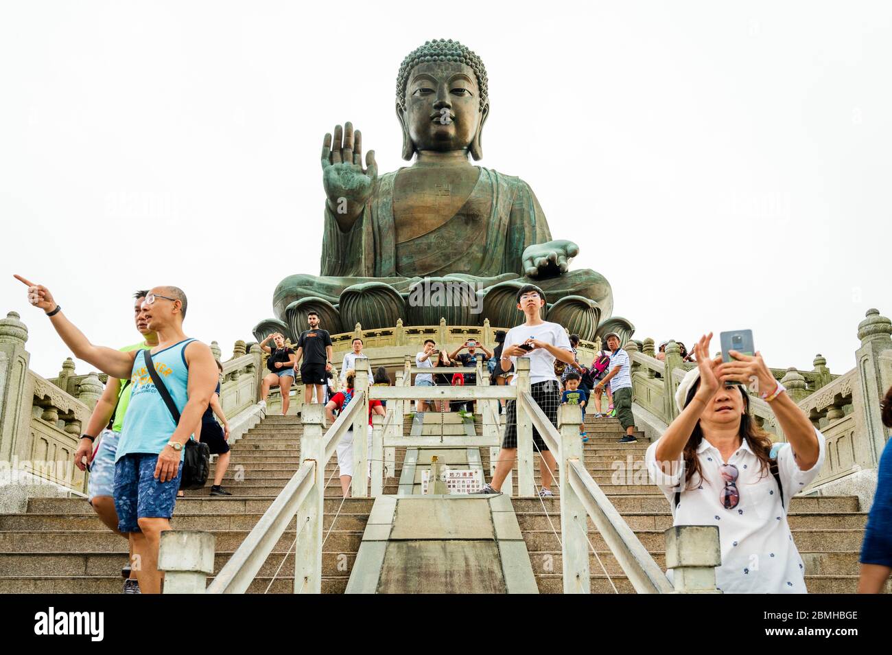Tian Tan Big Buddha sur l'île de Lantau, Hong Kong avec des touristes Banque D'Images