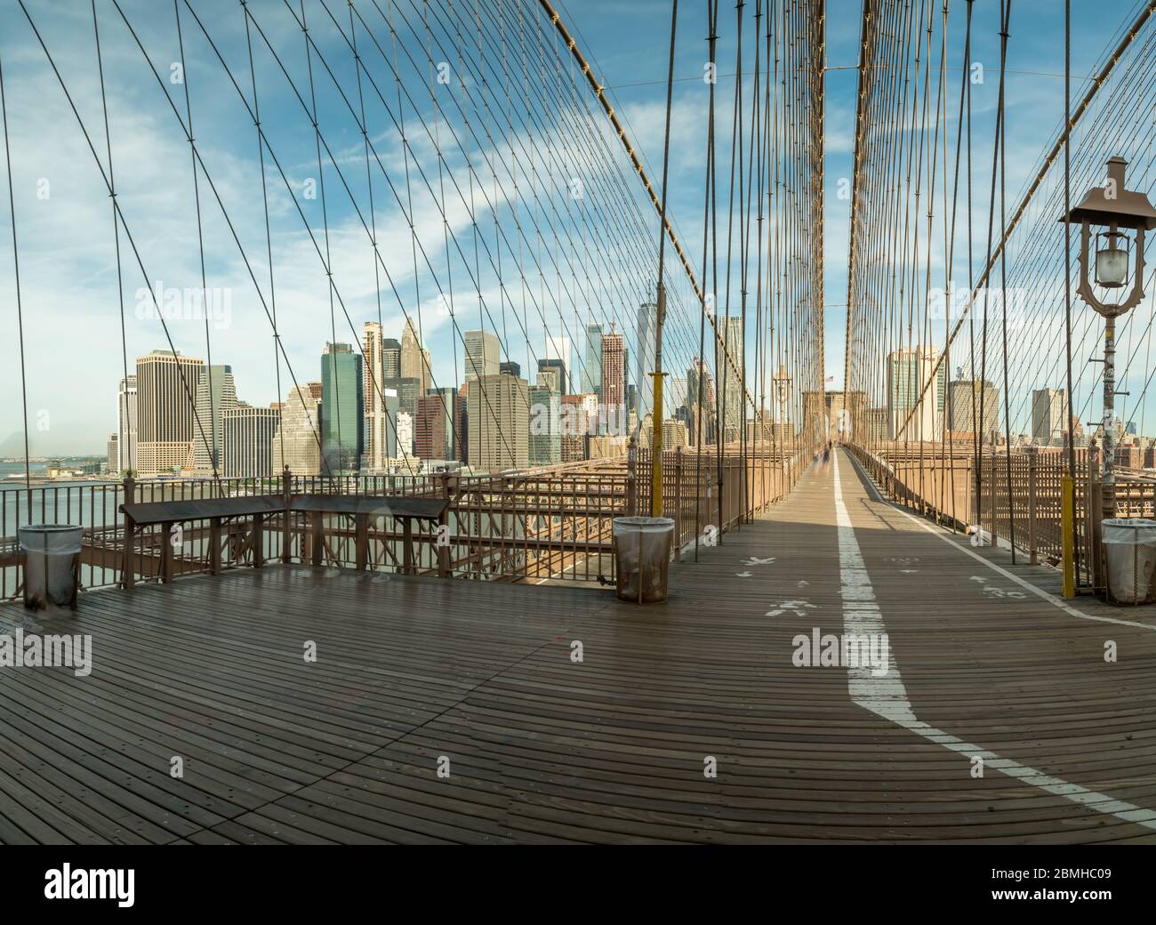 Vue sur Manatthan depuis le pont de Brooklyn, le soleil levant Banque D'Images