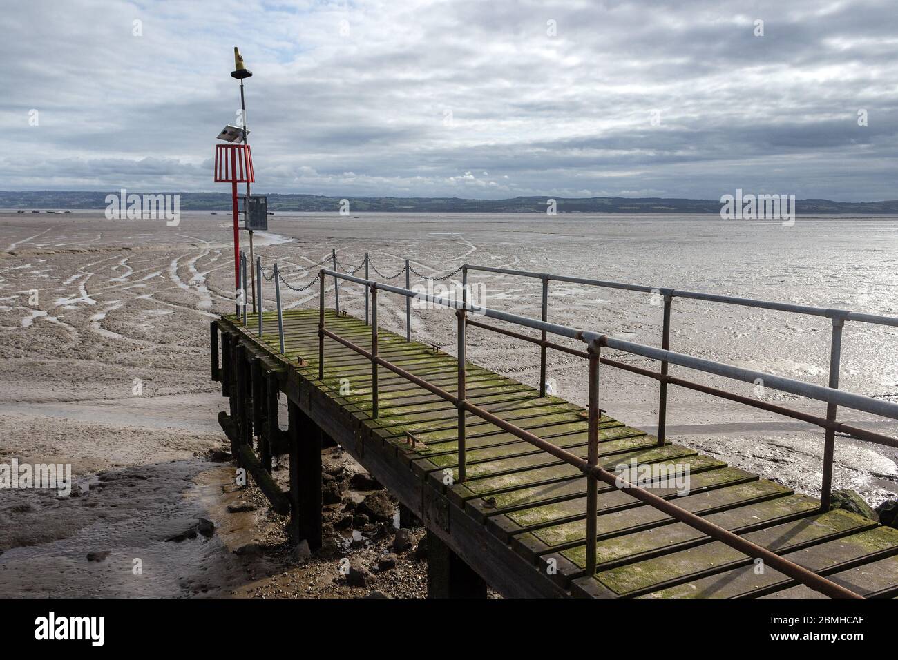 Jetée en bois, West Kirby. À marée haute sur l'estuaire de la Dee, il permet d'accéder du lac marin aux yachts amarrés. Banque D'Images