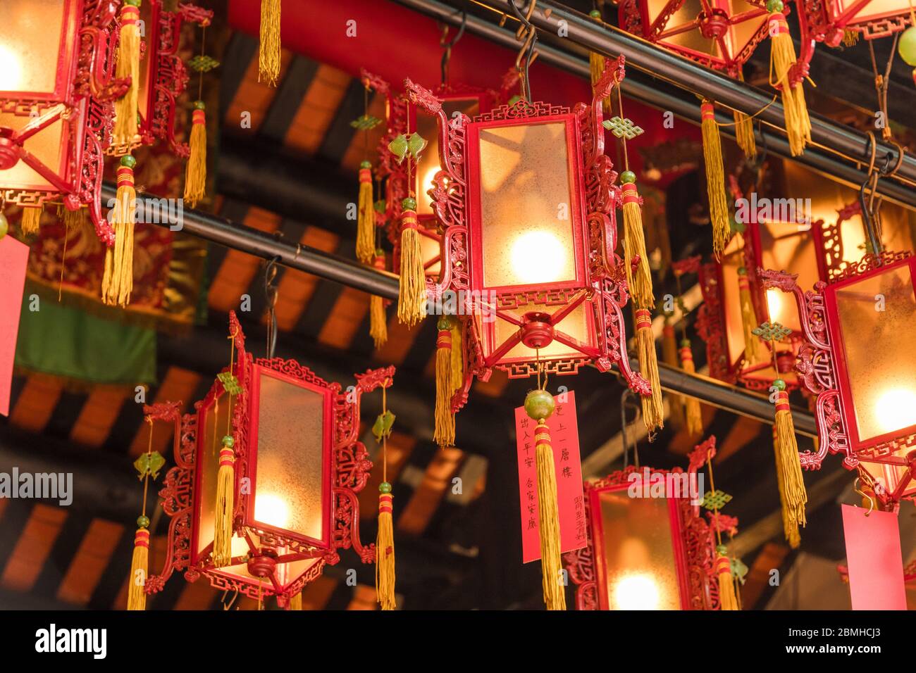 Lanternes rouges accrochées au toit d'un temple bouddhiste dans le temple Tin Hau de Yaumatei, Hong Kong Banque D'Images