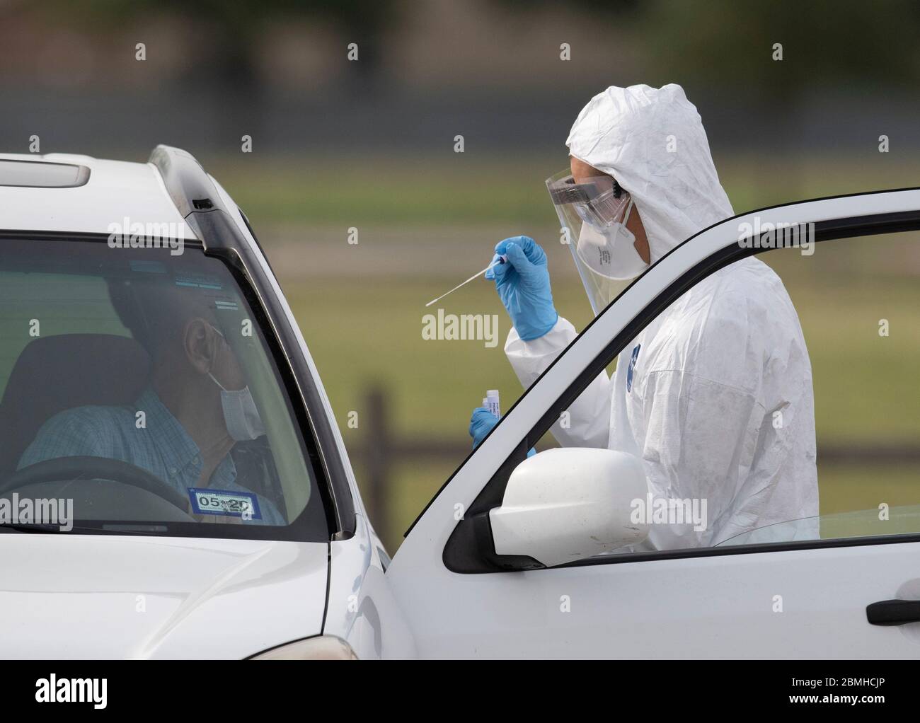 Le groupe PFC Joshua Ramon prélève un échantillon d'écouvillonnage nasal dans le cadre des tests de dépistage du coronavirus effectués par l'équipe mobile de la Garde nationale du Texas (MTT) dans une clinique gratuite le samedi 9 mai 2020 à Taylor, au Texas. L'effort du comté de Williamson a testé environ 100 personnes. Banque D'Images