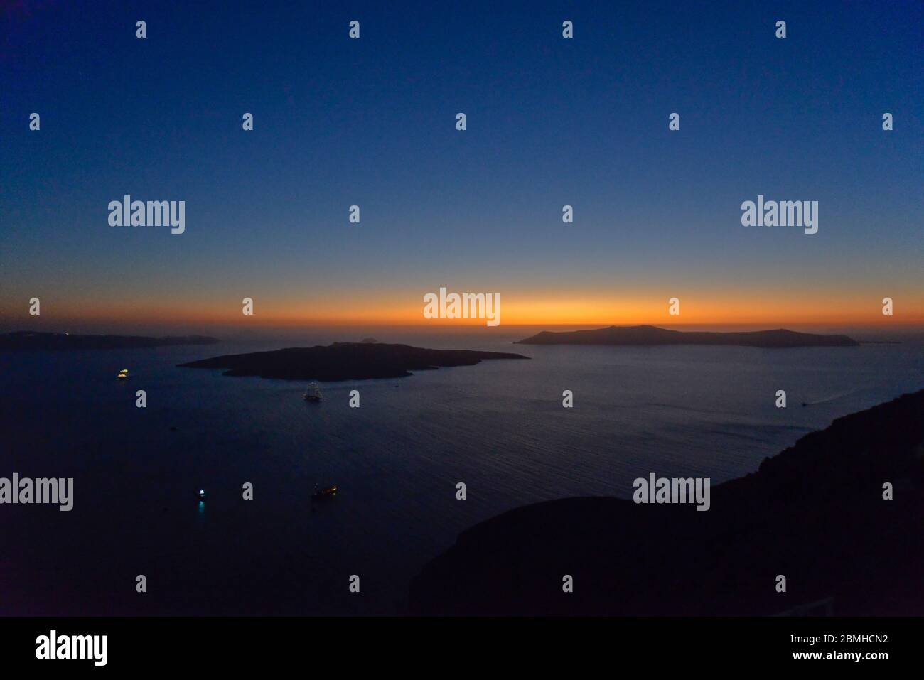 Coucher de soleil sur la caldeira de Santorin. Vue de Fira. Grèce Banque D'Images