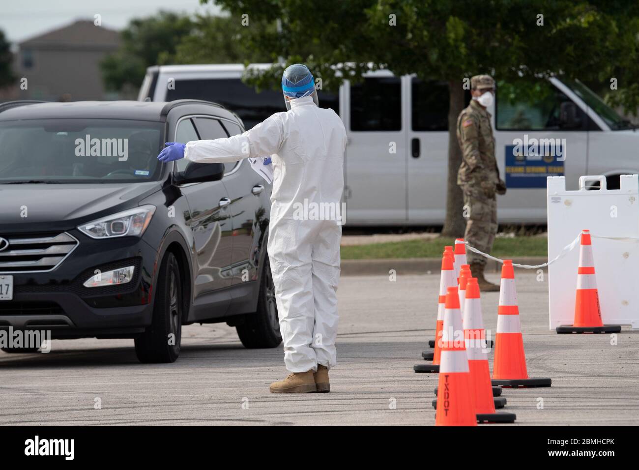 SPC. Nicholas Cisneros attend le prochain patient alors que l'équipe mobile de test (MTT) de la Garde nationale du Texas effectue des tests de dépistage du coronavirus dans une clinique gratuite le samedi 9 mai 2020 à Taylor, au Texas. L'effort du comté de Williamson a testé environ 100 personnes. Banque D'Images