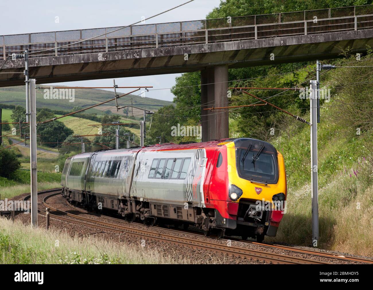 Virgin trains Bombardier classe 221 inclinable Super voyager diesel sur la côte ouest électrifiée, inclinable en une courbe. Banque D'Images