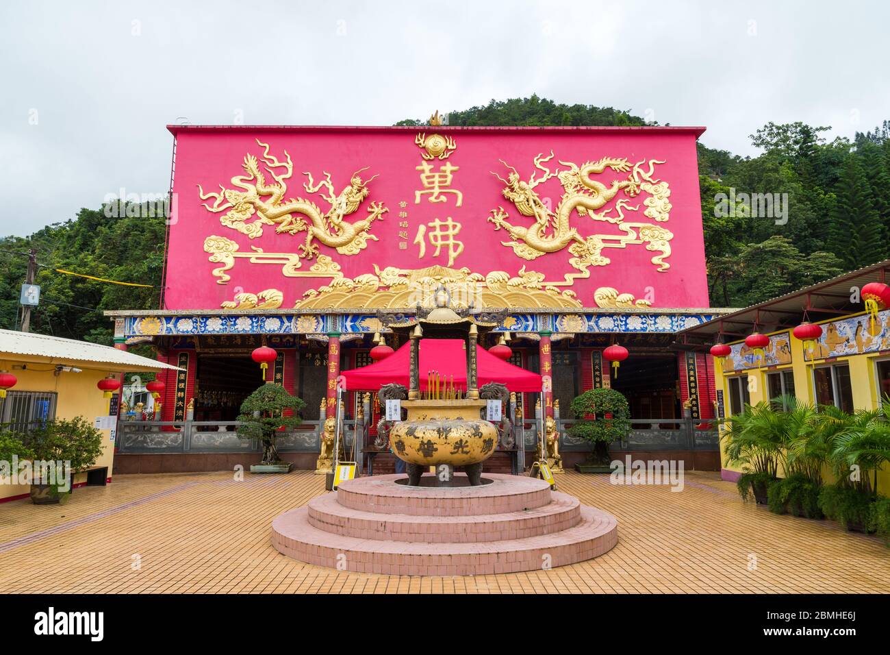 Temple au Temple bouddhiste de dix mille bouddhas à Pai Tau, nouveaux Territoires, Hong Kong Banque D'Images