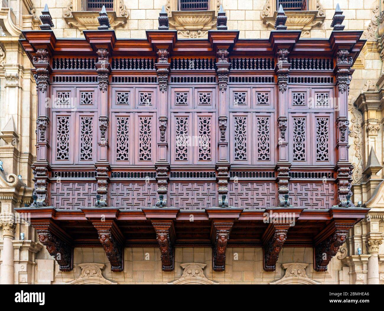Architecture extérieure de style colonial avec balcon en bois, Palais Archevêque, Lima, Pérou. Banque D'Images