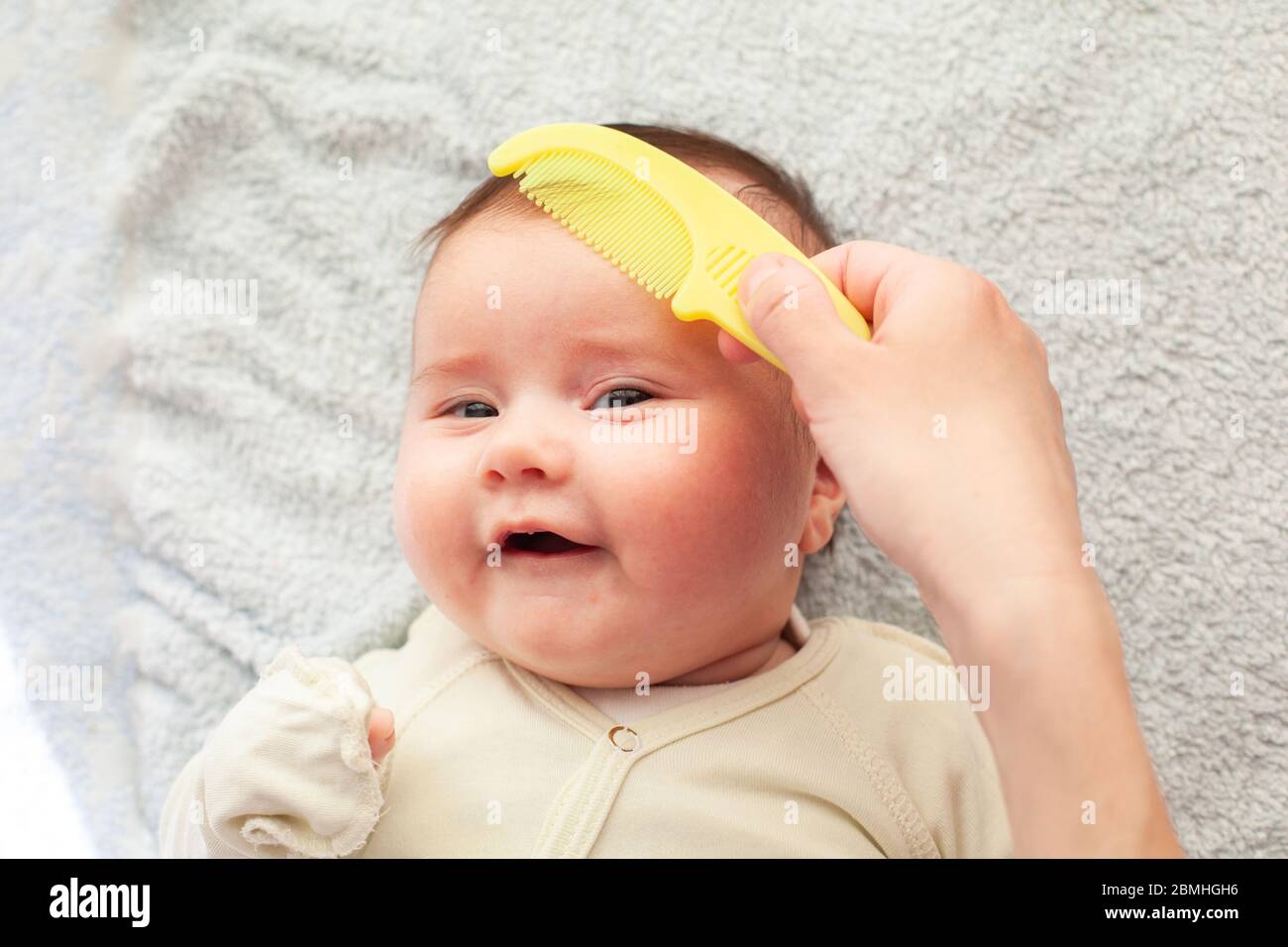 Belle petite fille avec mère peignant. Peigne à cheveux pour bébés. Massage  du cuir chevelu Photo Stock - Alamy