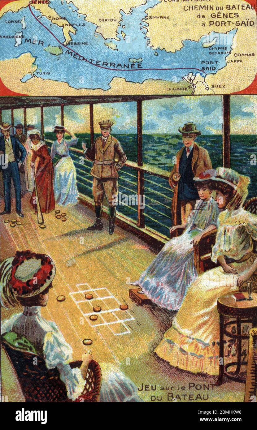 Tourisme de luxe : visites touristiques d'une croisiere traversant la mer Méditerranée jouant avec des palets sur le pont du bateau pour se distanter Banque D'Images