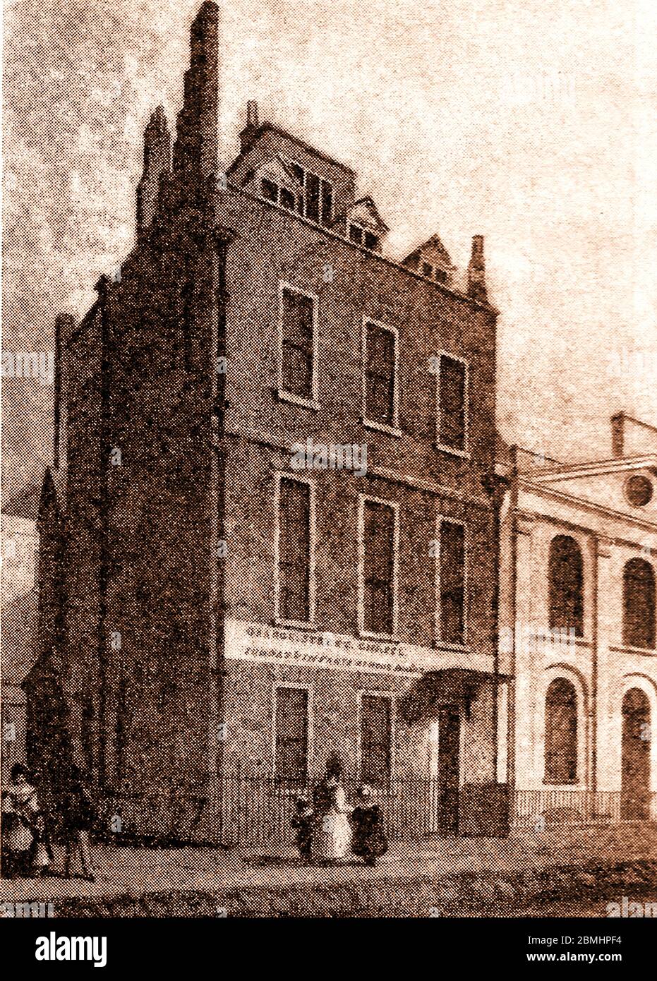 La maison de St Martin Street, Londres, Angleterre (aujourd'hui démolie) où Sir Isaac Newton (1642-1727) vivait autrefois.qui semble avoir été typique de la rue, se composait de trois étages et sous-sol avec un toit en tuiles. Le site est maintenant occupé par la bibliothèque de référence publique de Westminster. La porte d'entrée avait projeté la hotte soutenue sur des supports sculptés. Sir Isaac Newton, a occupé la maison de 1711 à 1727, l'année de sa mort. Il était encore assez actif pour utiliser un petit observatoire qu'il avait construit au sommet de la maison. Banque D'Images