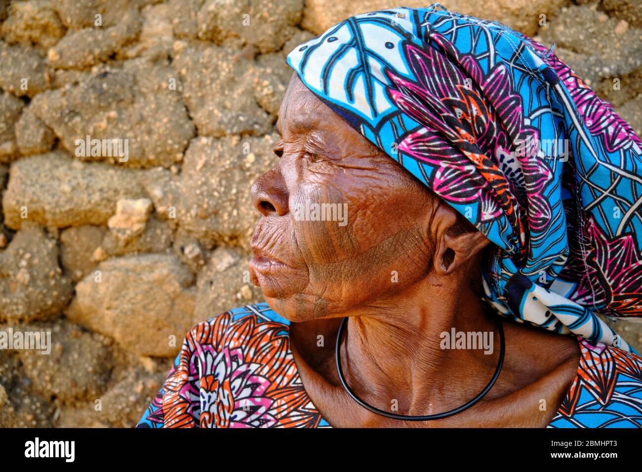 Portrait d'une femme Zulawa avec tatouages traditionnels sur son visage. Banque D'Images
