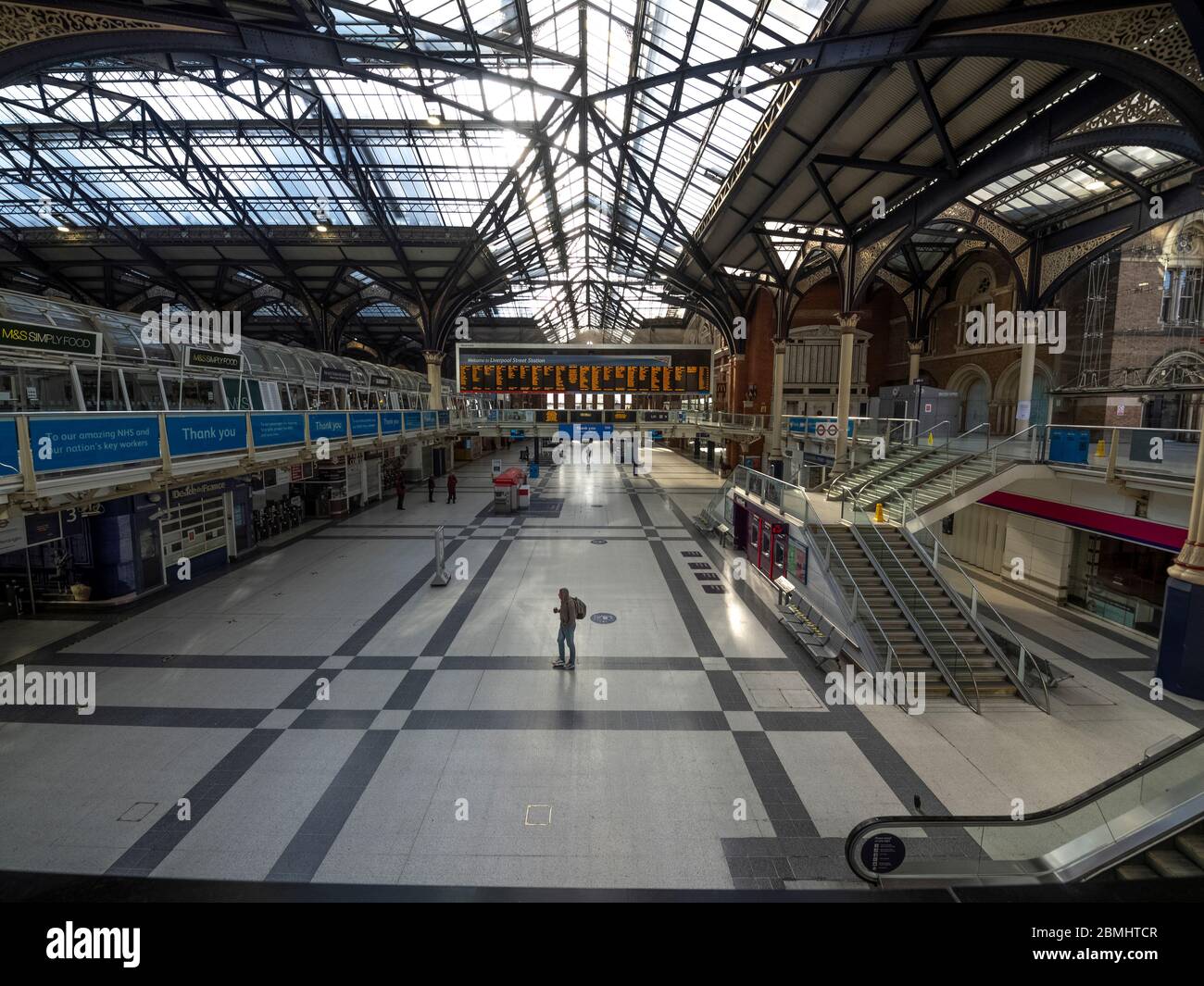 Londres. ROYAUME-UNI. Le 6 mai 2020 à 8:00. Grand angle de vue de l'intérieur de la gare de Liverpool Street Station à l'heure de pointe du matin pendant le verrouillage. Banque D'Images
