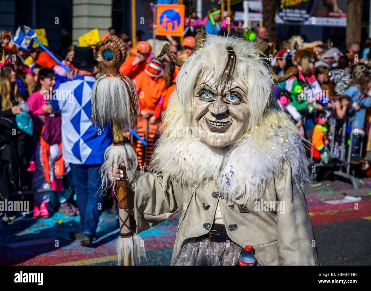 Femme masquée avec masque, défilé de carnaval de la Wey Guild sur Rosenmontag, Guedismatig, Carnaval de Lucerne 2020, Lucerne, Suisse Banque D'Images