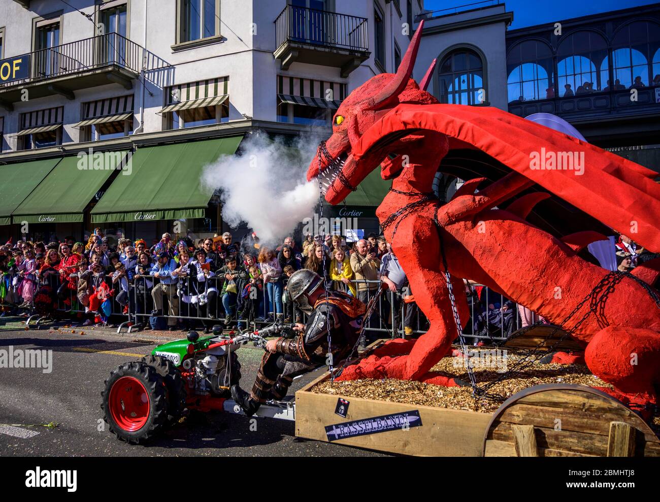 Figurine dragon de tabac sur un flotteur, défilé de carnaval de la Wey Guild sur Rose Monday, Guedismatig, Carnaval de Lucerne 2020, Lucerne, Suisse Banque D'Images