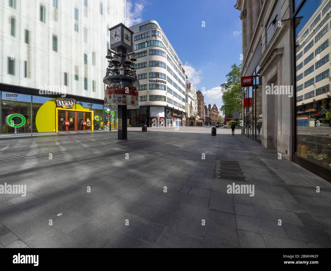 Londres. ROYAUME-UNI. Le 6 mai 2020. Grand angle de vue de Leicester Square à midi pendant le Lockdown. Banque D'Images