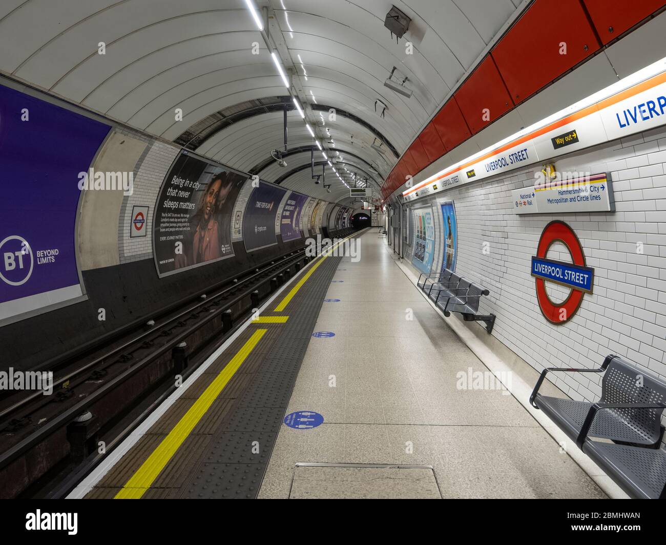 Londres. ROYAUME-UNI. Le 6 mai 2020 à midi. Photo de la station de métro vide Central Line à la gare de Liverpool Street. Banque D'Images