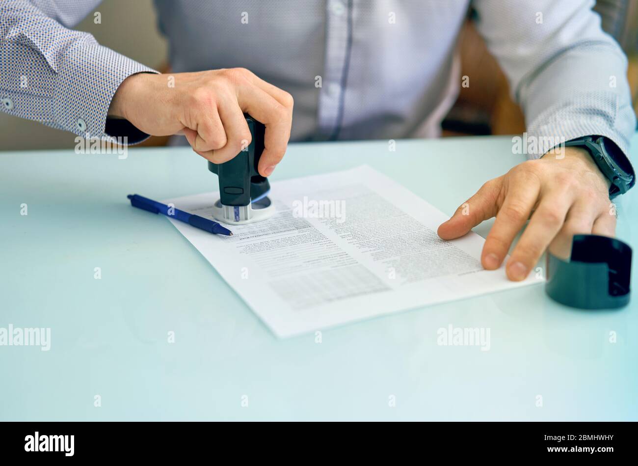 l'homme met un sceau sur le document Banque D'Images