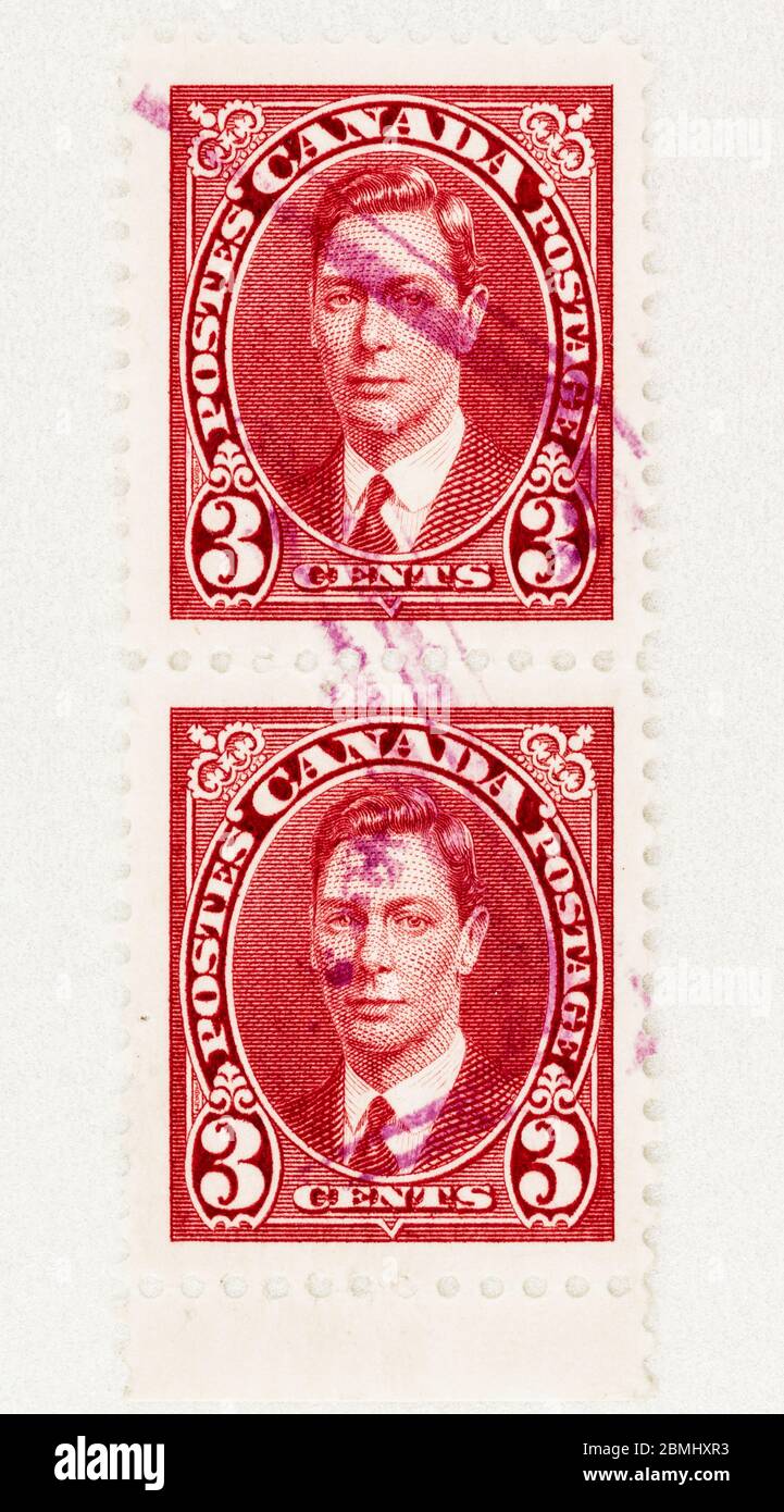 SEATTLE WASHINGTON - 8 mai 2020 : gros plan de 1937 deux timbres rouges canadiens de 3 cents de l'émission du roi George VI Mufti, avec annulations violettes. N° SC 233 Banque D'Images