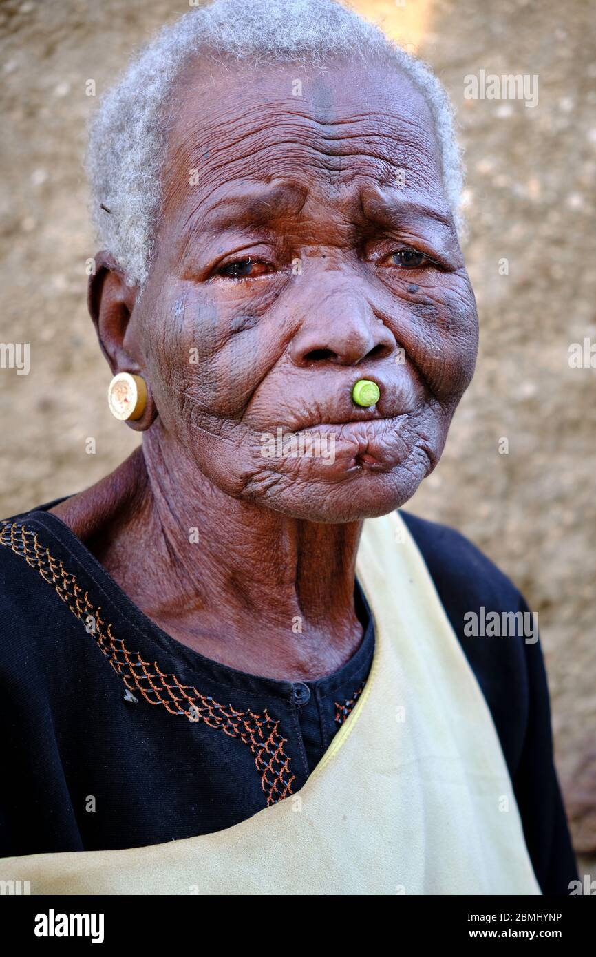 Portrait d'une vieille femme Zulawa avec perçage des lèvres et tatouages traditionnels décolorés. Banque D'Images