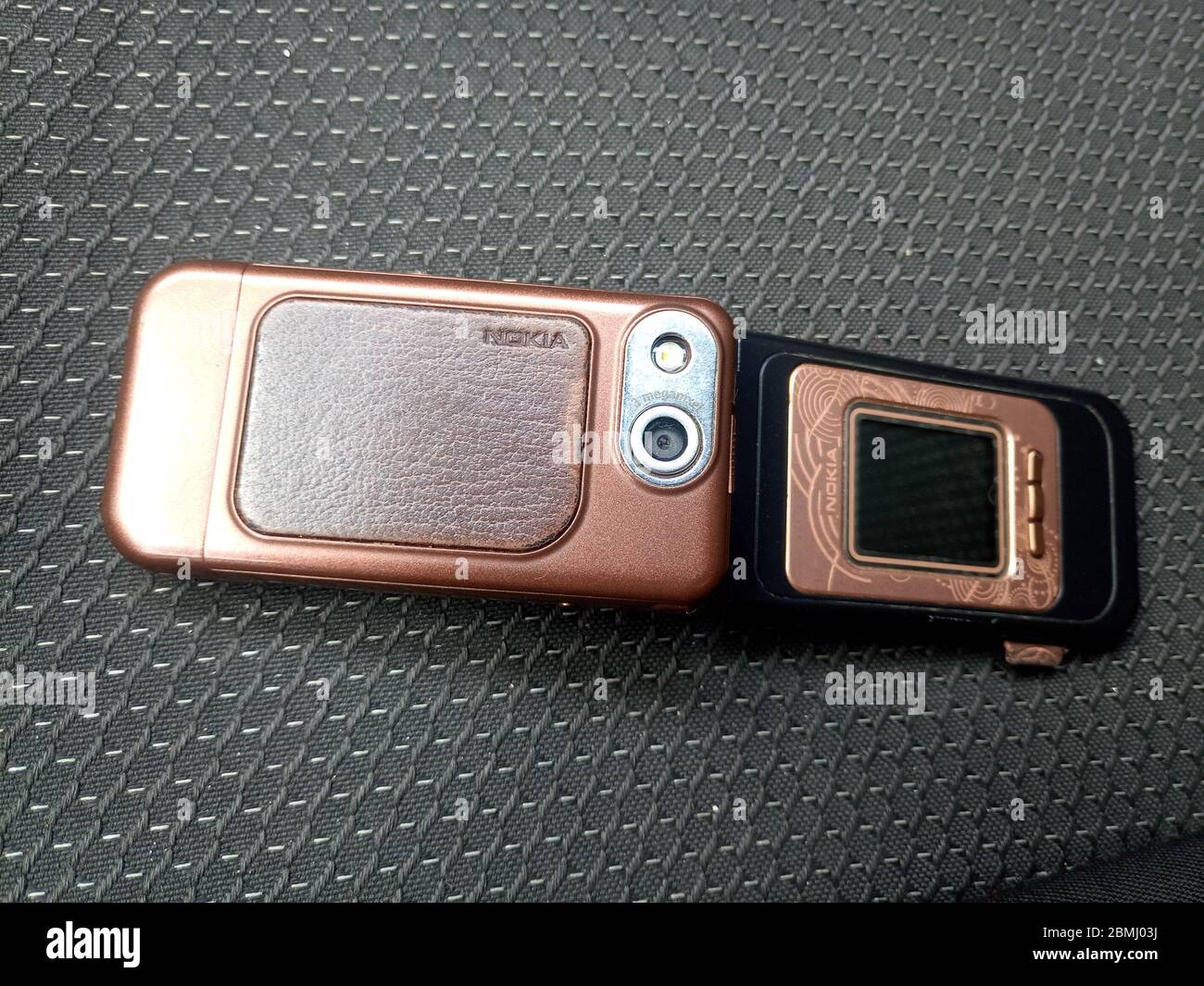 Krasnodar, Russie - 25 juin 2019: Téléphone à clapet Nokia 7390. Téléphone rétro sur une technologie obsolète. Banque D'Images
