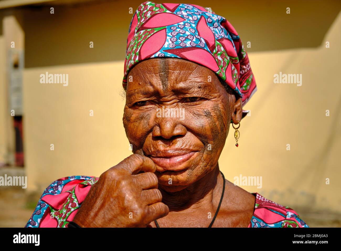 Portrait d'une femme Zulawa avec tatouages traditionnels sur son visage. Banque D'Images