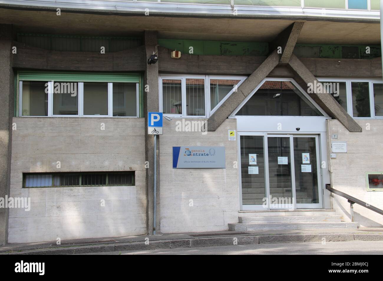 Busto Arsizio, Varese / Italie - 08 mai 2020 : entrée des bureaux de l'Agence des recettes. Banque D'Images