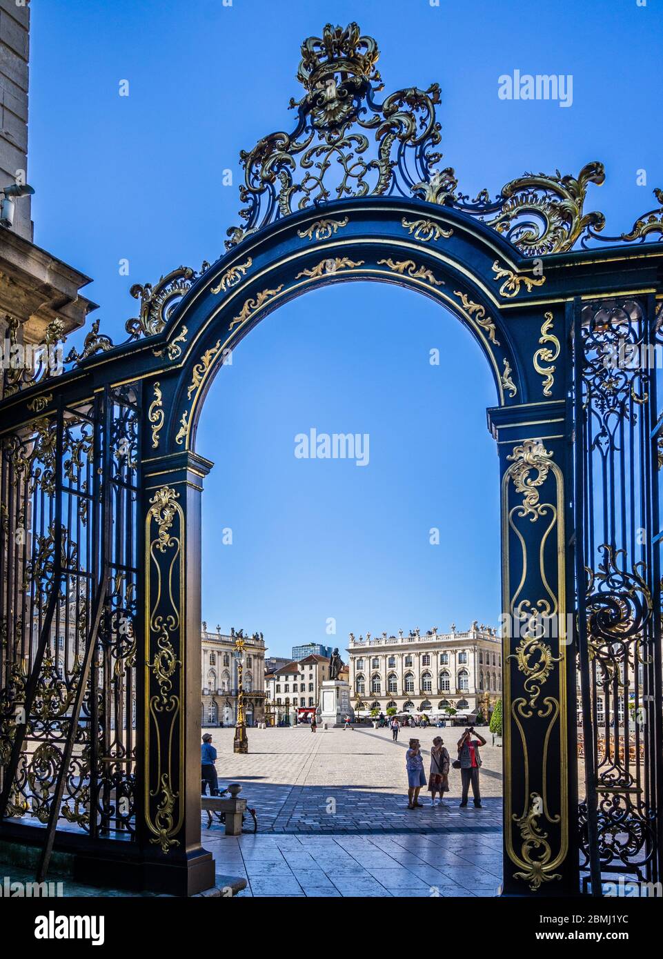 Porte dorée en fer forgé menant à la place Stanislas dans le centre de Nancy, à cause de ces portes, Nancy est surnommée ville avec portes d'Or (ville Banque D'Images