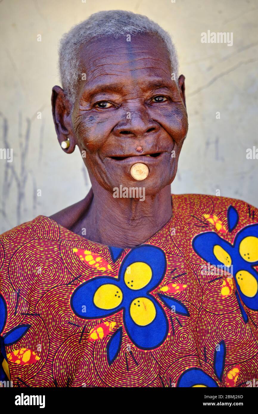 Portrait d'une vieille femme Zulawa avec perçage des lèvres et tatouages traditionnels décolorés. Banque D'Images