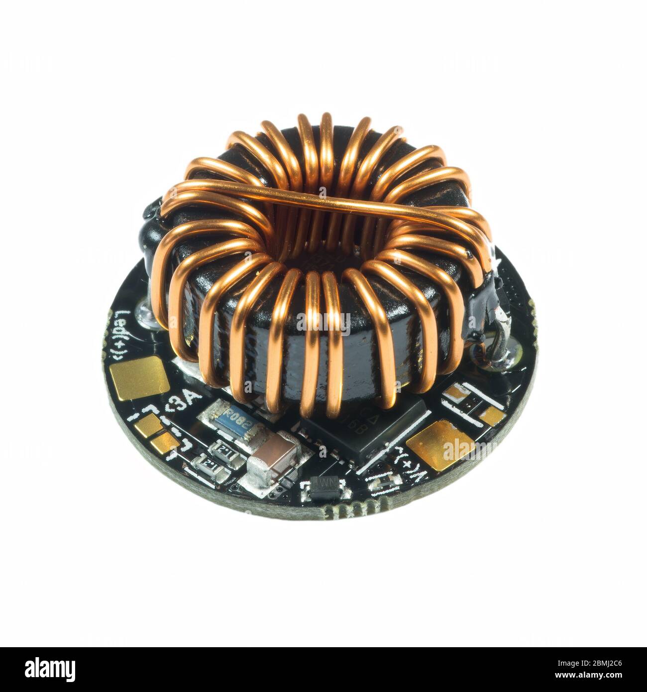 Carte PCB de driver de LED ronde noire avec bobine d'inductance et composants à montage en surface en vue rapprochée Banque D'Images