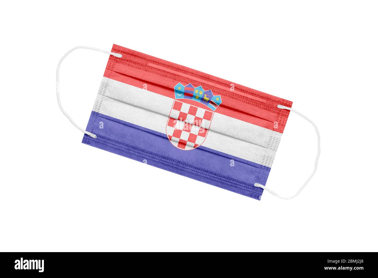 Masque médical avec drapeau de Croatie isolé sur fond blanc. Croatie concept de pandémie. Attribut de l'éclosion du coronavirus en Croatie. Médecine en croate Banque D'Images