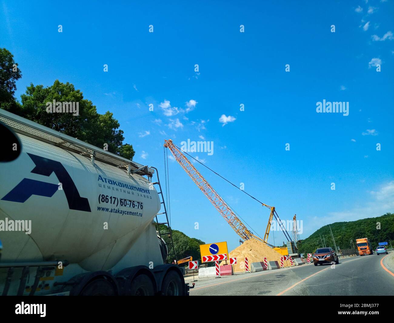 Novorossiysk, Russie - 17 juin 2019 : une grande grue pendant la construction de la route. Banque D'Images