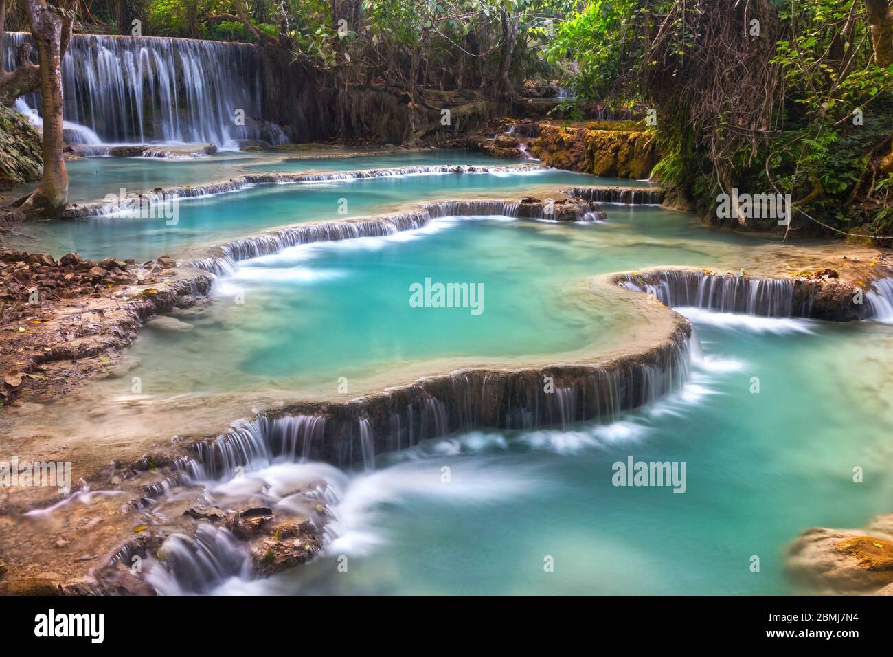 Paysage pittoresque des chutes de Kuang si, une magnifique cascade dans un cadre luxuriant de forêt près de Luang Prabang, Laos Asie du Sud-est Banque D'Images