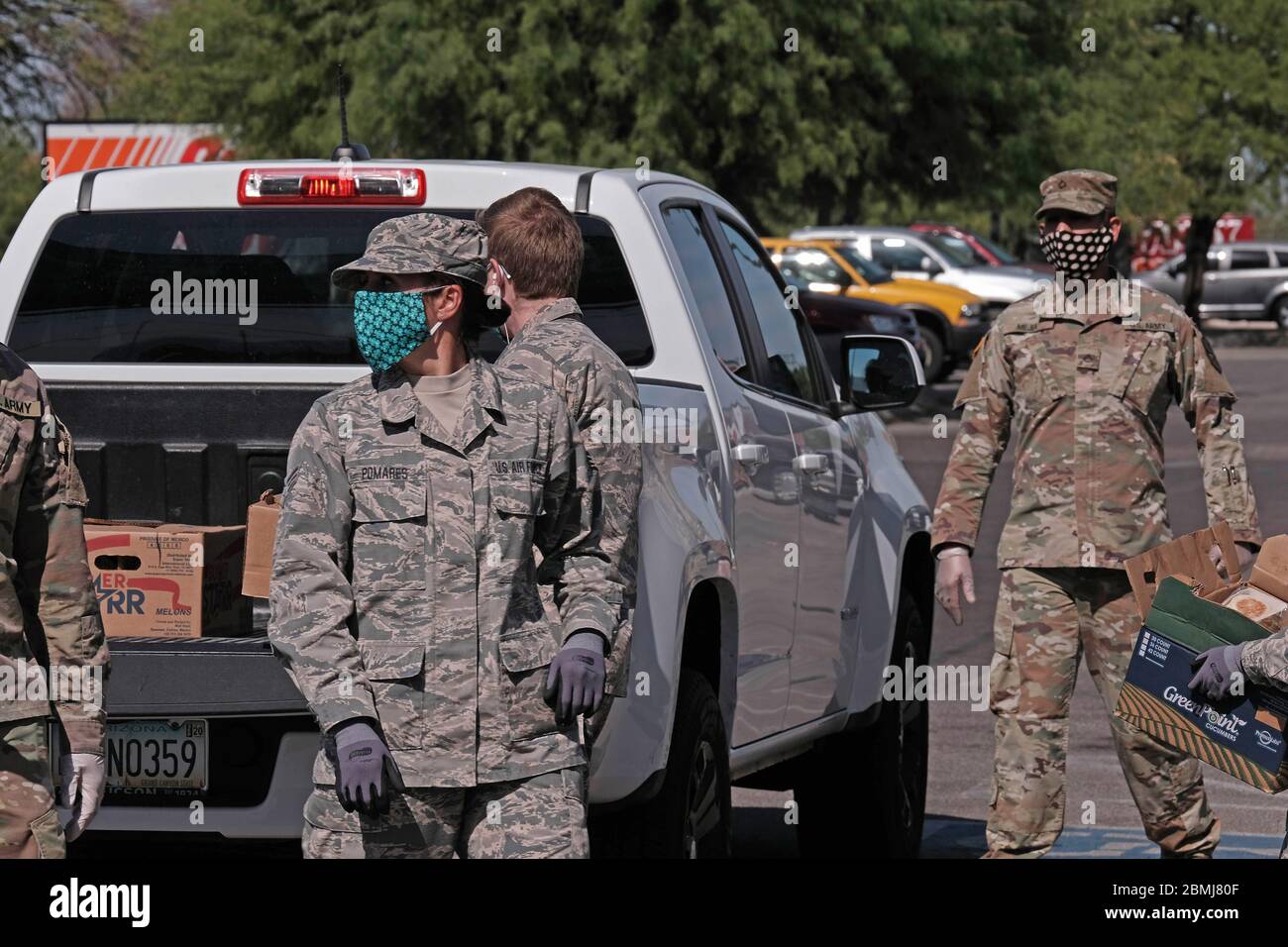 9 mai 2020, Tucson, Arizona, États-Unis : les membres de la Garde nationale aérienne de l'Arizona distribuent de la nourriture pendant l'urgence du virus corona. Les soldats apportent les fruits et les légumes à bas prix aux résidents dans leurs véhicules. De nombreuses familles du sud de l'Arizona ont été aux prises avec l'insécurité alimentaire pendant la pandémie. L'ordre de séjour à la maison et la fermeture de l'économie de l'Arizona ont laissé de nombreuses familles s'embêter pour trouver de la nourriture abordable après des semaines de salariés sans chèque de paie et la lenteur de la réponse de l'État en fournissant l'assurance contre l'emploi. (Image crédit : © Christopher Brown/ZUMA Wire) Banque D'Images