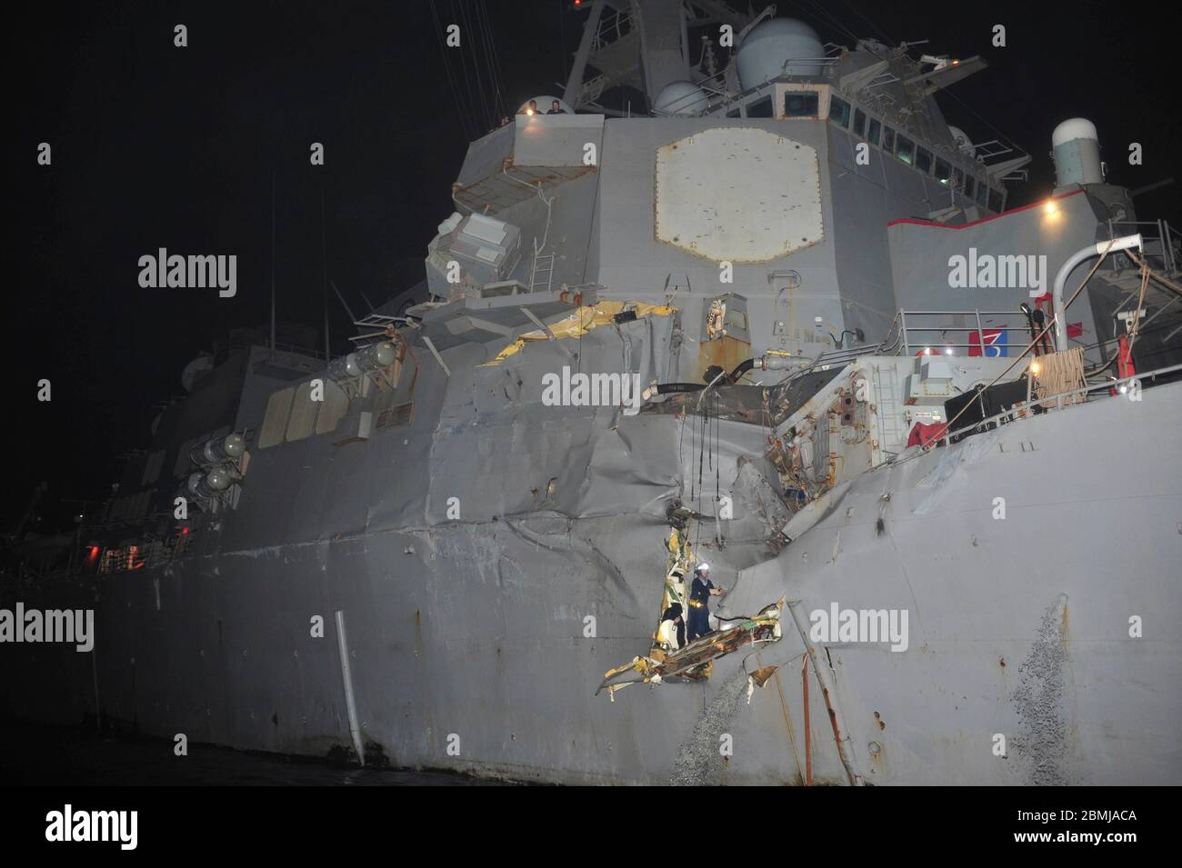 Dommages aux côtés de la section médiane tribord du destroyer à missiles guidés de la classe Arleigh Burke de la Marine américaine USS porter suite à une collision avec un pétrolier en vrac japonais M/V Otowasan le 12 août 2012 dans le détroit d'Hormuz. Aucun membre du personnel n'a été signalé blessé dans l'accident sur l'un ou l'autre des navires. Banque D'Images