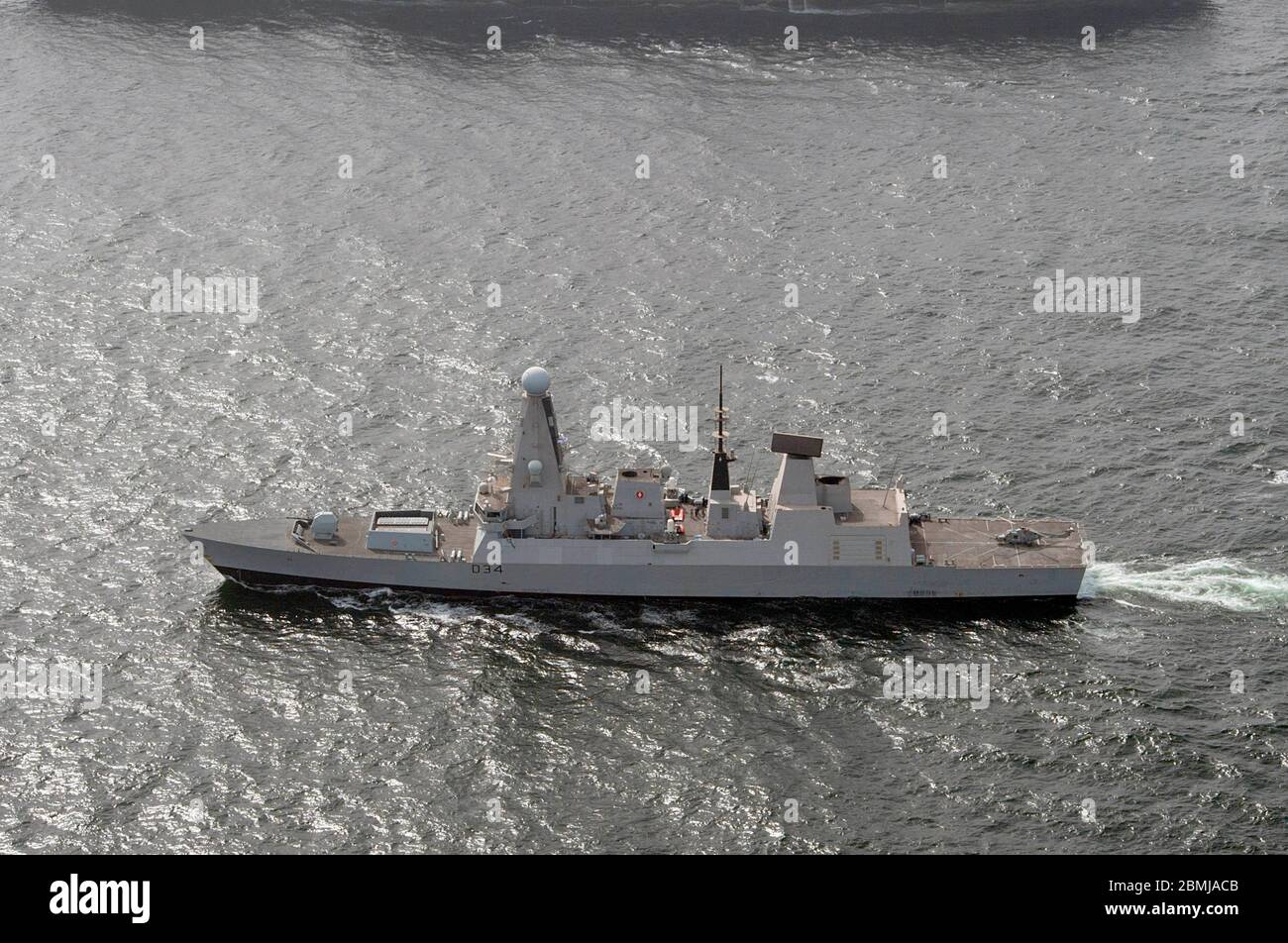 Le destroyer de défense aérienne de classe audacieuse de la Marine royale britannique HMS Diamond lors du déploiement inaugural au Moyen-Orient dans le cadre de l'opération Resolve inhérente, le 8 août 2012 dans la mer d'Arabie. Diamond est actuellement en déploiement inaugural de six mois au Moyen-Orient. Banque D'Images
