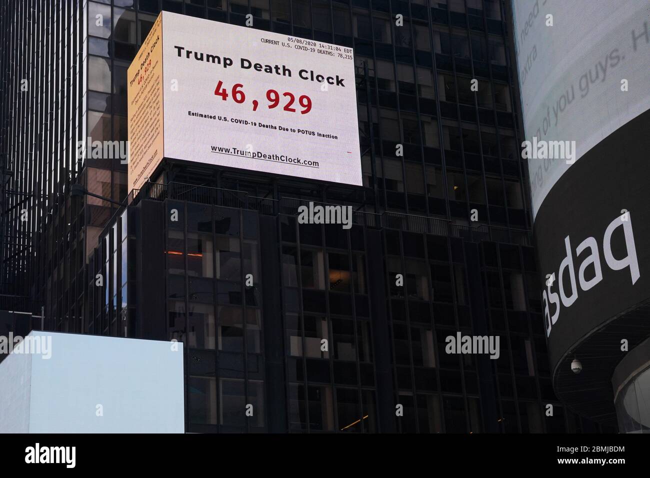 New York, New York, États-Unis. 9 mai 2020. Un panneau publicitaire de 56 pieds a appelé l'horloge de la mort de Trump dans Times Square pendant la pandémie COVID-19. Le décompte des vies perdues suite à l'inaction du gouvernement a été créé par le cinéaste Eugene Jrecki, qui déclare : « au nom de tous ceux qui ont inutilement perdu la vie à cause de cet échec de leadership en cas de pandémie, nous avons besoin d'un symbole, un symbole qui ne se limite pas à la responsabilité, mais aussi pour une gestion plus responsable et plus réactive, à l'avenir. » Crédit : Bryan Smith/ZUMA Wire/Alay Live News Banque D'Images