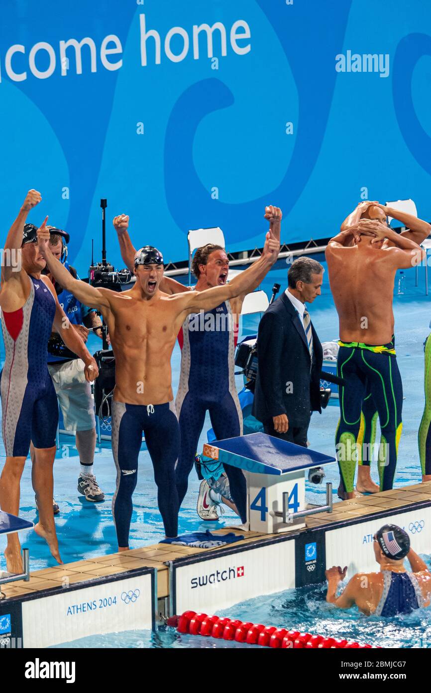 Team USA Michael Phelps -C- Peter Vanderkaay -L Ryan Lochte avec Klete Keller remporte la médaille d'or dans la finale du relais freestyle 4 × 200 mètres masculin à t Banque D'Images