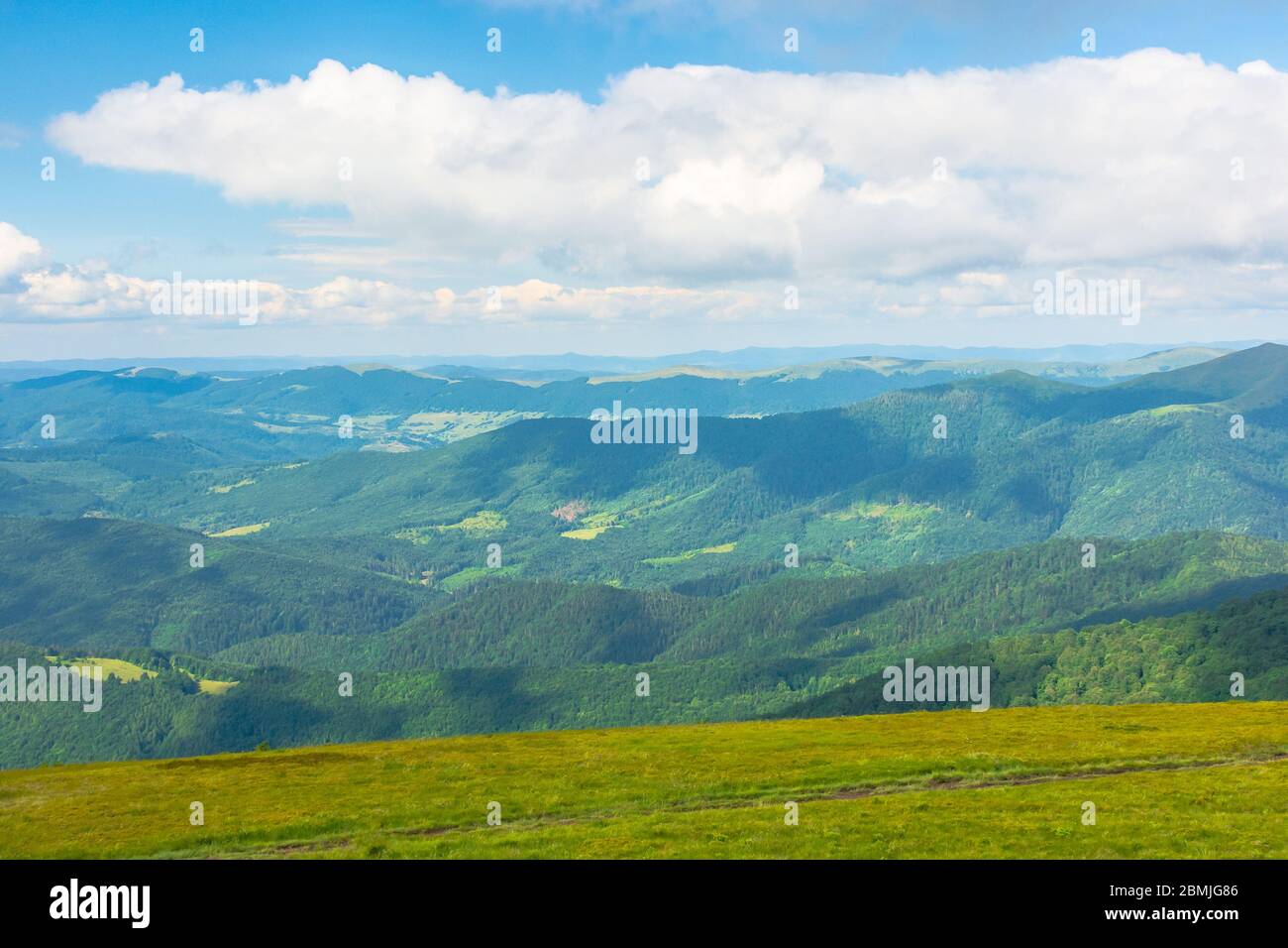 paysage alpin des montagnes de carpates. vue imprenable sur une journée estivale venteuse. nuages sur le ciel. crêtes et vallées au loin Banque D'Images