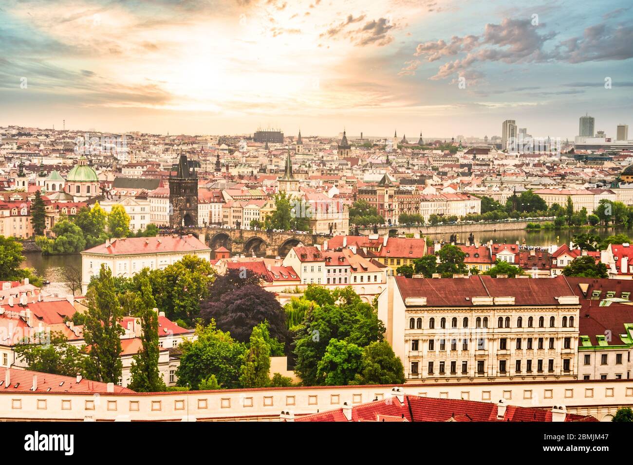 Vue aérienne de Prague, un matin d'été brumeux Banque D'Images