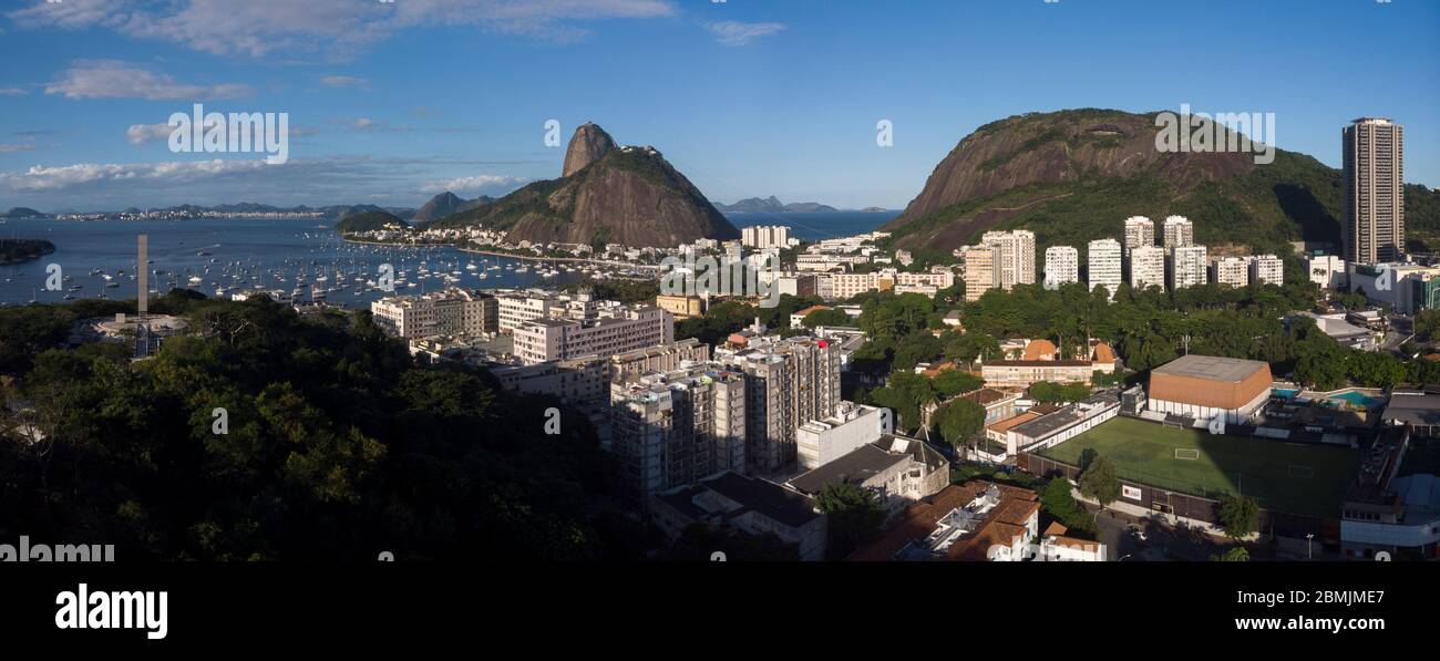 Chantier du musée de l'Holocauste en premier plan sur la colline de Pasmado et la montagne de Sugarloaf, sur un ciel bleu clair sur le port de la baie de Guanabara Banque D'Images