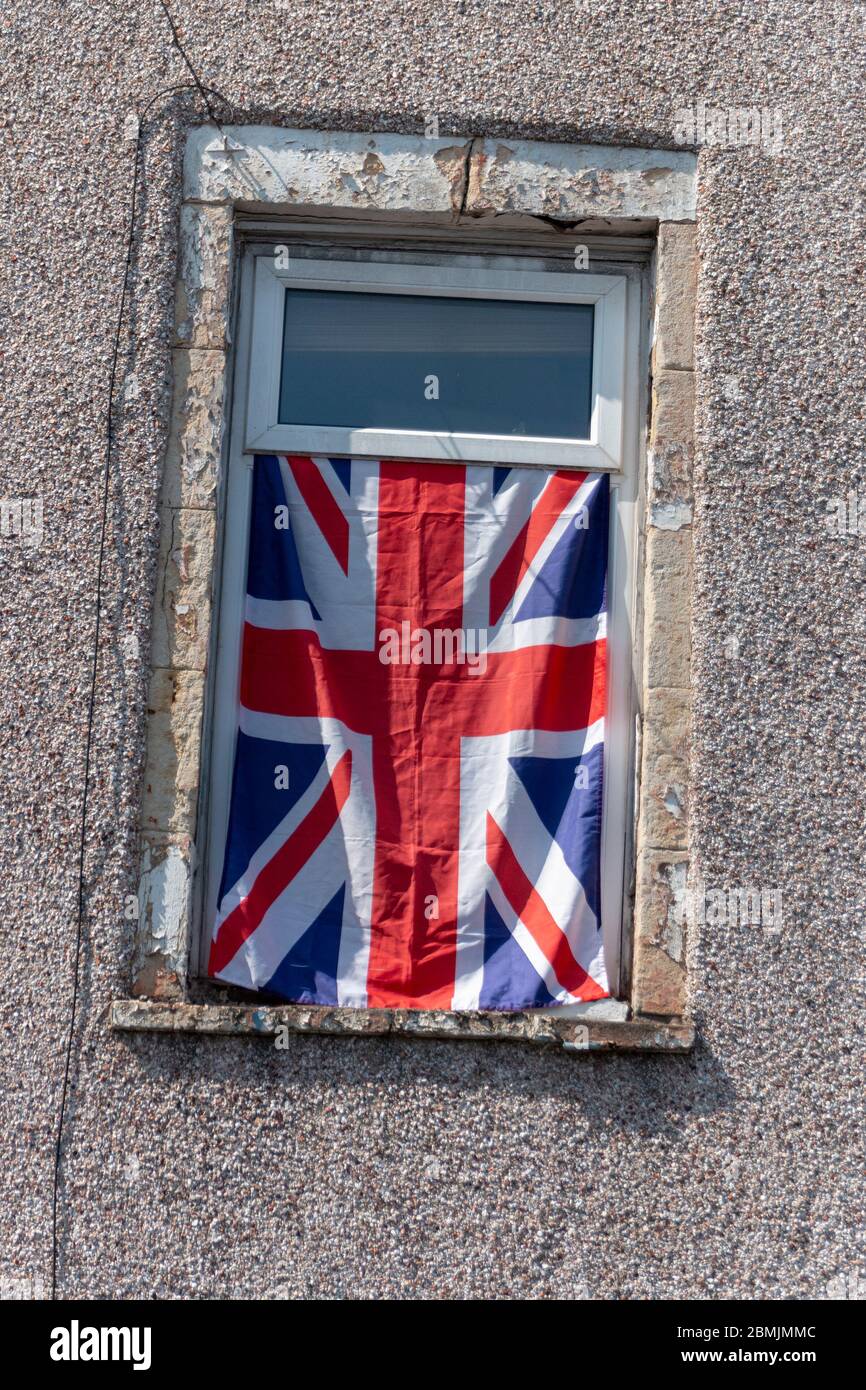 Bristol-May-2020-England- vue rapprochée d'un drapeau d'angleterre suspendu devant une fenêtre sur le jour férié pour la célébration de quatre ans de la Seventie Banque D'Images