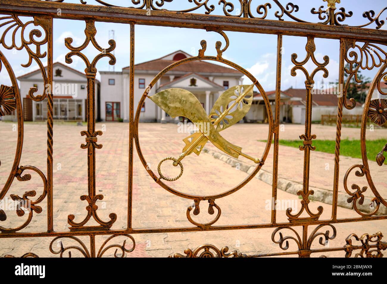 Décoration traditionnelle Edo sur la grille de la ville du Bénin, le palais Oba. Banque D'Images