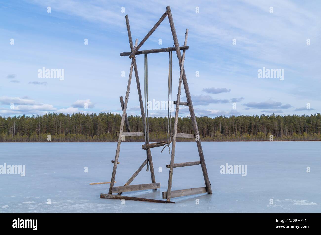 Balançoire en bois sur un lac gelé. Concept de solitude. Paysage de la nature Banque D'Images