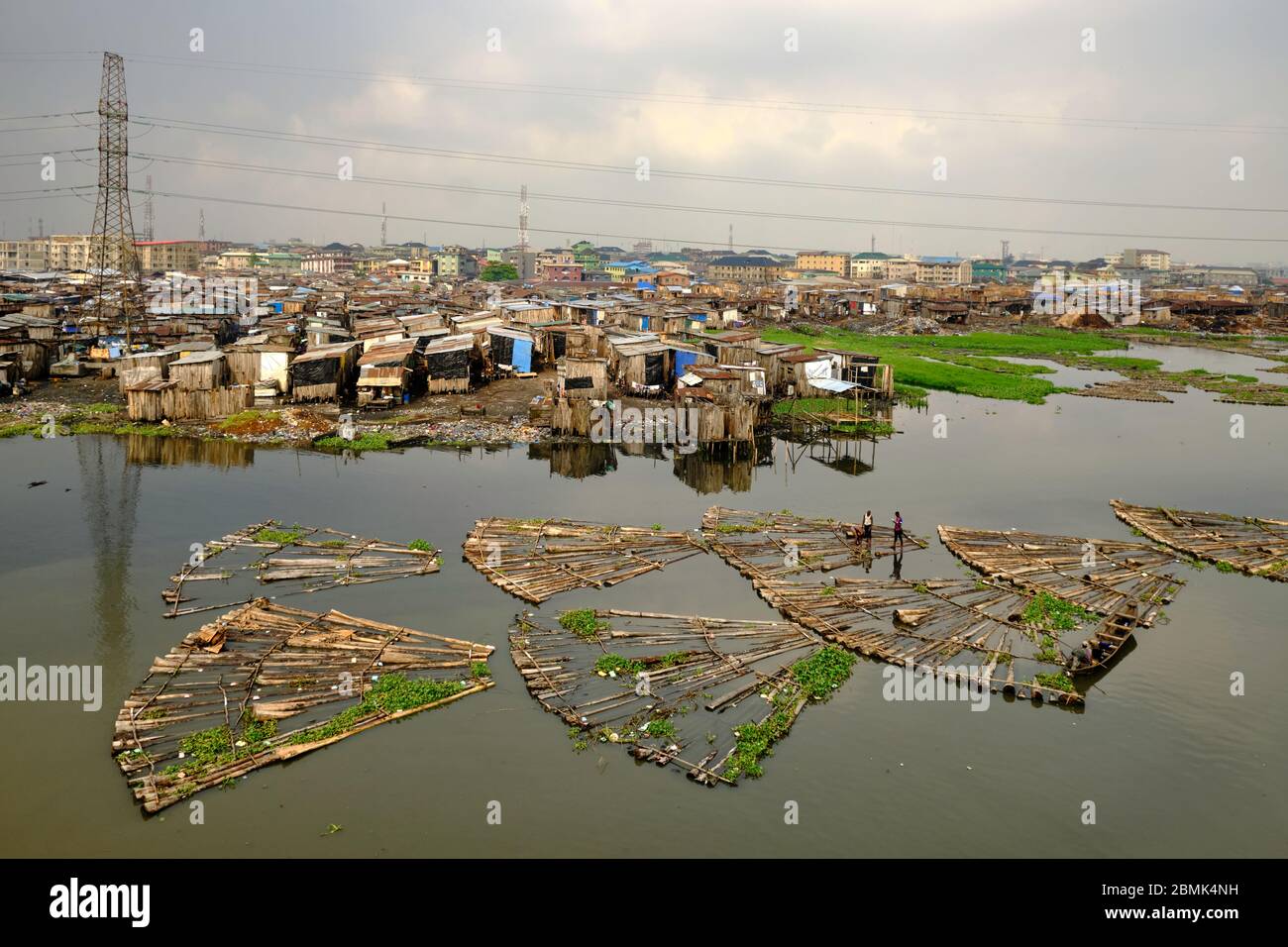 Vue sur la banlieue de Makoko à côté de la lagune de Lagos depuis un pont autoroutier. Banque D'Images