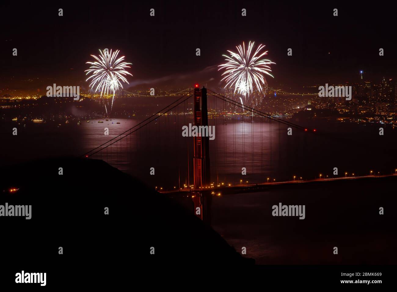 Feu d'artifice du 4 juillet au-dessus de la baie de San Francisco Banque D'Images