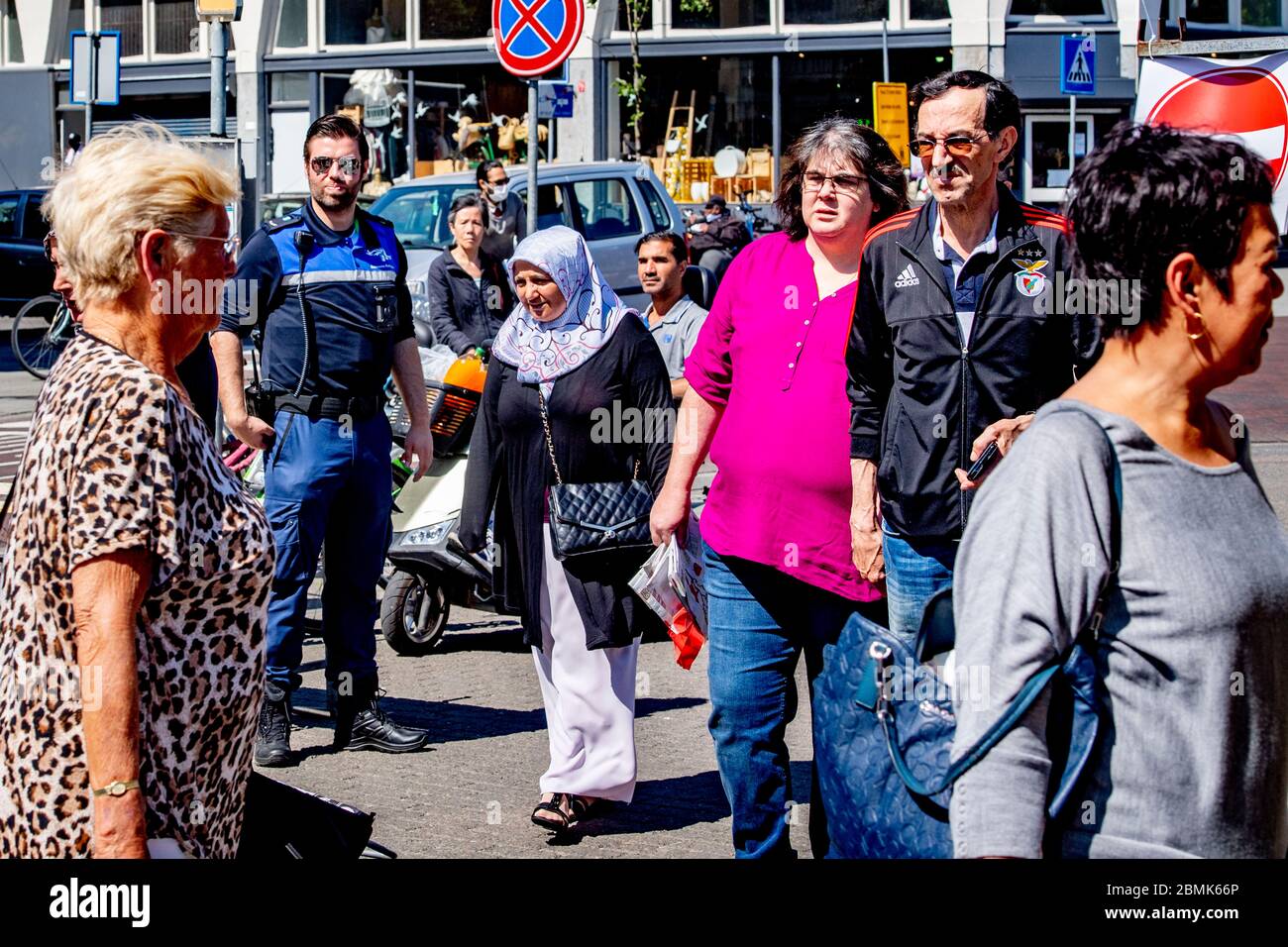 Rotterdam, pays-Bas. 09e mai 2020. Les policiers sont vus en poste à différents endroits pour voir que les gens respectent les mesures de protection contre la propagation du covid 19.a Rotterdam, alors que les marchés sont ouverts à nouveau, des foules se rassemblent tandis que les policiers tournent pour s'assurer que les mesures sont respectées pour arrêter la propagation du virus corona. Crédit : SOPA Images Limited/Alamy Live News Banque D'Images