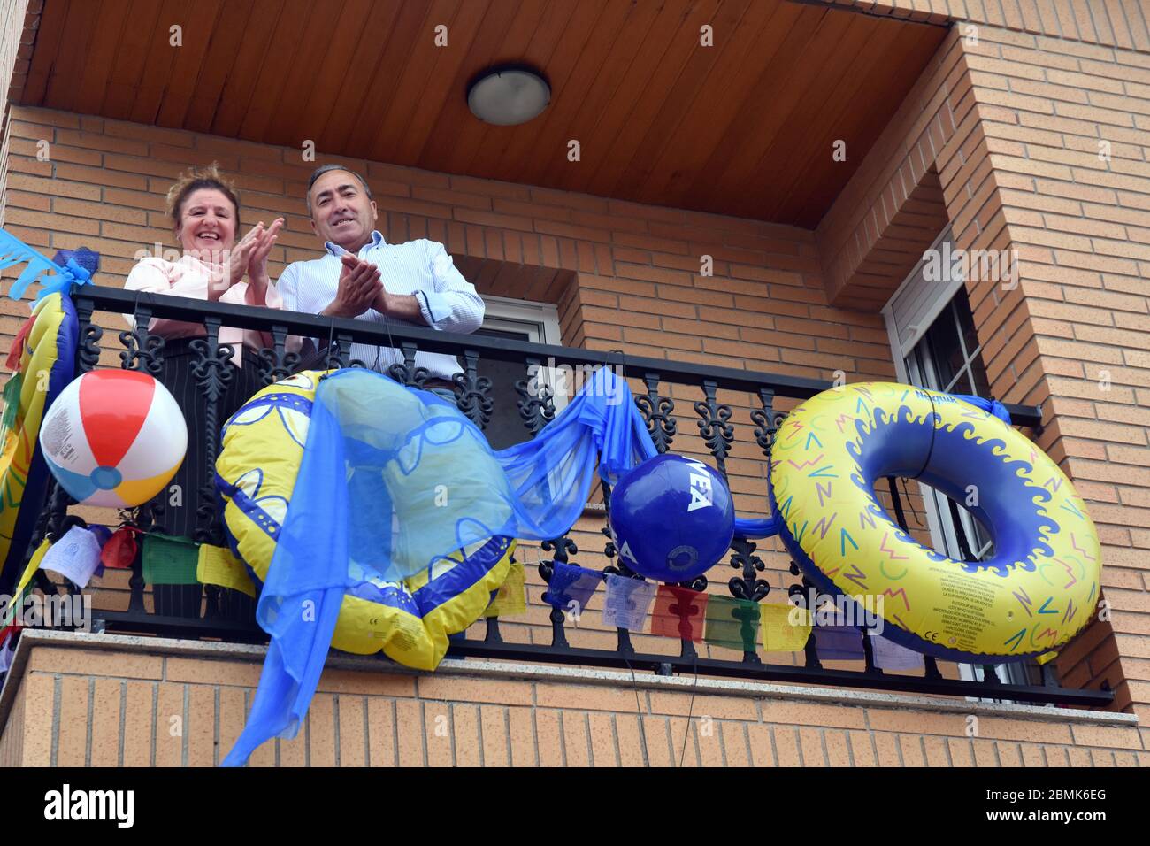 Vendrell, Espagne. 09e mai 2020. Un couple applaudit leurs voisins sur la terrasse de leur maison pour les encourager pendant la détention dans un contexte de crise du coronavirus.les résidents du quartier de Mas d'en Gual se font entendre et applaudissent à 8 heures pour encourager leurs voisins pendant la détention dans un contexte de crise du coronavirus. Cette fois-ci, ils ont choisi le thème de la série télévisée The Love Boat et les personnages de Peter Pan, qui célèbrent le début de la phase 1. Crédit : SOPA Images Limited/Alamy Live News Banque D'Images