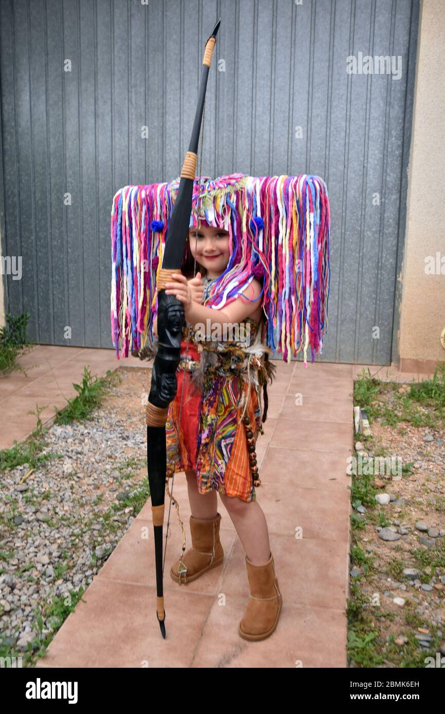 Vendrell, Espagne. 09e mai 2020. Une fille se produit pour encourager ses voisins pendant l'accouchement.les résidents du quartier de Mas d'en Gual se font entendre et applaudisse à 8 heures pour encourager leurs voisins pendant l'accouchement dans un contexte de crise du coronavirus. Cette fois-ci, ils ont choisi le thème de la série télévisée The Love Boat et les personnages de Peter Pan, qui célèbrent le début de la phase 1. Crédit : SOPA Images Limited/Alamy Live News Banque D'Images